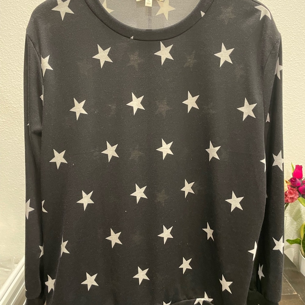 Riah Fashion XL sweatshirt   Thin, Black white stars print New Without Tags